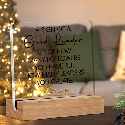 Leader Gift for Men Women Boss Mentor Leadership Gifts a Sign of a Good Leader Sayings Clear Desk Decorations Acrylic Sign With Wooden Stand for Desk Table Shelf