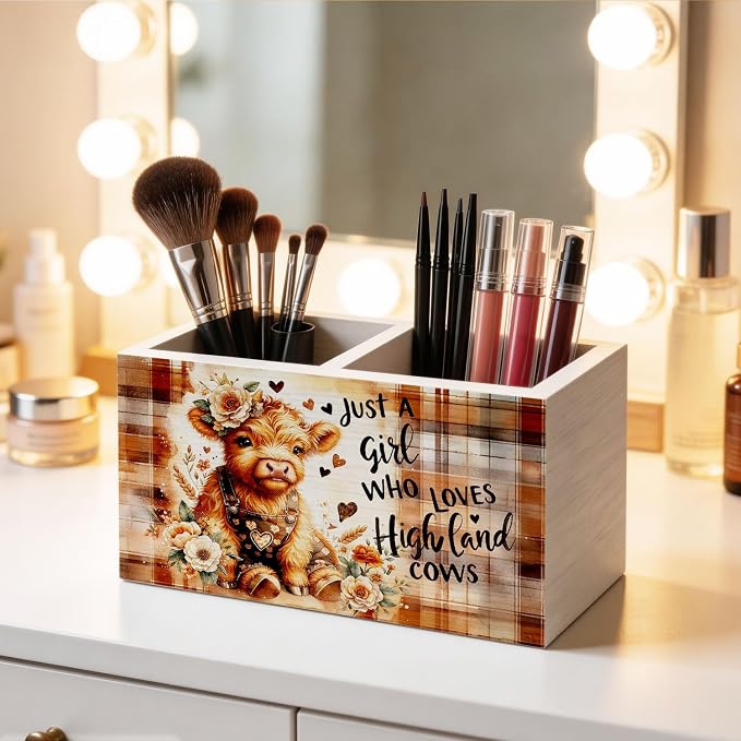 Farmhouse Highland Cow Pen Holder for Desk, Just a Girl Who Loves Highland Cow Wooden Box Sign Desk Decor for Home Office Decoration, Rustic Plaid Heifer Pencil Organizer