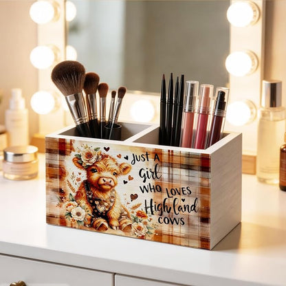 Farmhouse Highland Cow Pen Holder for Desk, Just a Girl Who Loves Highland Cow Wooden Box Sign Desk Decor for Home Office Decoration, Rustic Plaid Heifer Pencil Organizer