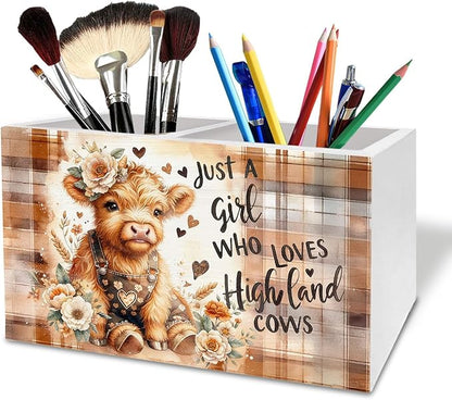 Farmhouse Highland Cow Pen Holder for Desk, Just a Girl Who Loves Highland Cow Wooden Box Sign Desk Decor for Home Office Decoration, Rustic Plaid Heifer Pencil Organizer