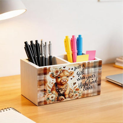 Farmhouse Highland Cow Pen Holder for Desk, Just a Girl Who Loves Highland Cow Wooden Box Sign Desk Decor for Home Office Decoration, Rustic Plaid Heifer Pencil Organizer