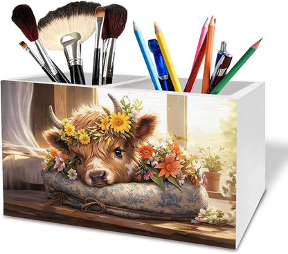 Rustic Daisy Highland Cow Pen Holder for Desk, Highland Cow Lovers Gifts Wooden Box Sign Desk Decor for Home Office Decoration, Spring Flower Farmhouse Heifer Pencil Organizer