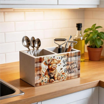 Farmhouse Highland Cow Pen Holder for Desk, Just a Girl Who Loves Highland Cow Wooden Box Sign Desk Decor for Home Office Decoration, Rustic Plaid Heifer Pencil Organizer